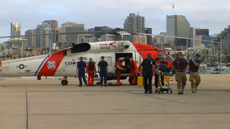 Hubschrauber-Der-Küstenwache-Landet-Am-Landeplatz-Und-Verletzte-Werden-Von-Sanitätern-Ins-Krankenhaus-Gebracht-1