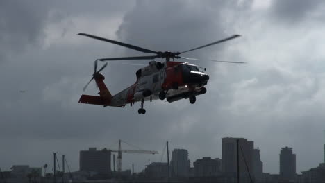 Hubschrauber-Der-Küstenwache-Landet-Am-Landeplatz-Und-Verletzte-Werden-Von-Sanitätern-Ins-Krankenhaus-Gebracht-4