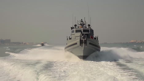 Un-Barco-De-Comando-Costero-Estadounidense-Patrulla-Las-Aguas-De-Bahrein-2