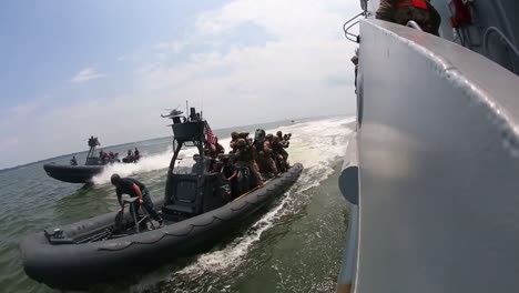 Comandos-Armados-De-La-Marina-Interceptan-Un-Barco