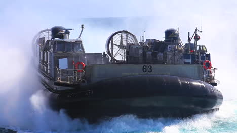 Las-Fuerzas-Marinas-Utilizan-Vehículos-De-Asalto-Anfibios-En-Alta-Mar.