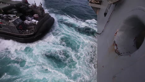 Marine-Forces-Use-Amphibious-Assault-Vehicles-On-The-High-Seas-3