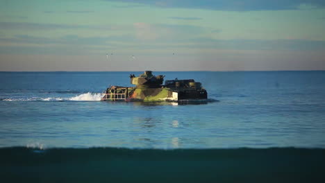 Tanque-De-Vehículo-De-Asalto-Anfibio-Acercándose-A-La-Playa-Durante-Un-Ejercicio-De-Guerra