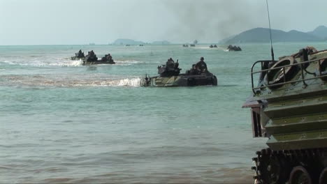 Marinesoldaten-üben-Während-Einer-Kriegsübung-Einen-Amphibischen-Landungsangriff-An-Einem-Strand-Aus-6