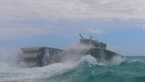 The-Ultra-Heavy-Lift-Amphibious-Connector-Boat-Makes-Its-Way-Across-The-Ocean-1