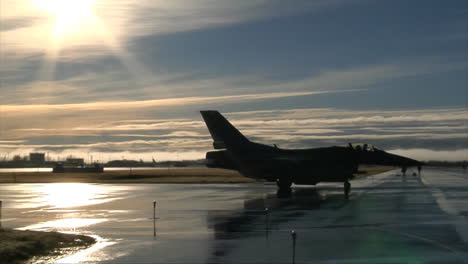 Jet-Flugzeug-Taxi-Und-Vorbereitung-Für-Den-Start-Am-Luftwaffenstützpunkt-Eielson-In-Alaska