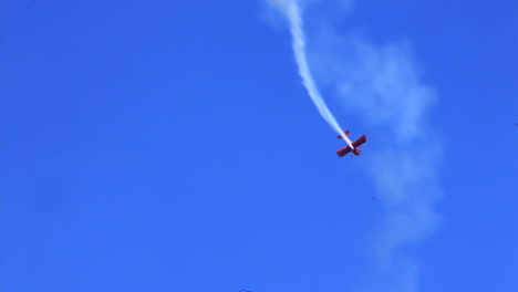 An-Old-Biplane-Performs-Vista-Aérea-Maneuvers-At-An-Air-Show-1