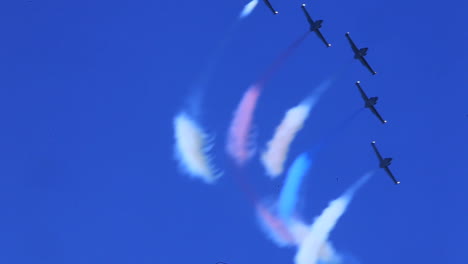 Eine-Formation-Von-Düsenflugzeugen-Zeigt-Rot-weiße-Und-Blaue-Kondensstreifen