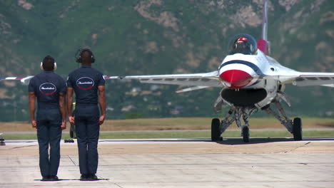 The-Us-Thunderbirds-Perform-At-An-Airshow