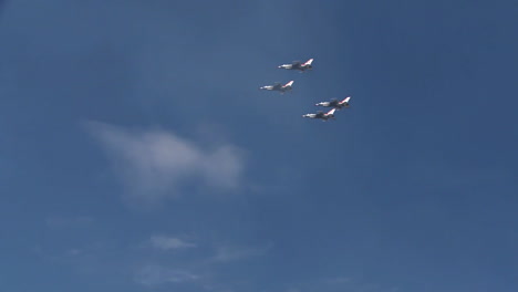 Los-Thunderbirds-De-Los-Estados-Unidos-Actúan-En-Un-Airshow-2