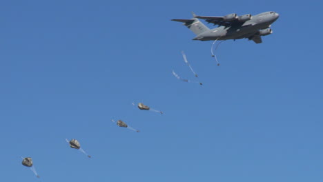 Paratroopers-Jump-From-An-C17-Globemaster-Avión-Over-An-Airfield