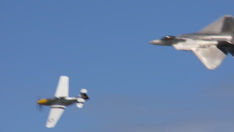 Ein-Kampfjet-Führt-Stunts-Bei-Einer-Airshow-Aus