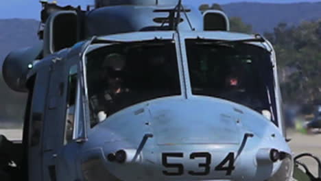Uh1y-Helicóptero-Huey-Se-Prepara-Para-Despegar-Y-Flotar