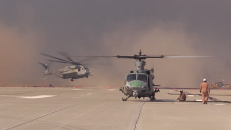 Helicópteros-Del-Campamento-Pendleton-California-Ayudan-A-Combatir-Los-Incendios-Forestales-De-San-Diego