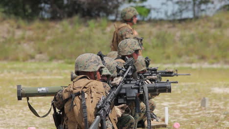 Marinesoldaten-Und-Armeesoldaten-Lernen,-Schulterwaffen-Abzufeuern-3