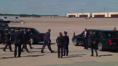 El-Presidente-Obama-Saluda-A-Una-Multitud-De-Militares-En-La-Base-De-La-Fuerza-Aérea-De-Whiteman-Y-Luego-Camina-Hacia-Su-Limusina.
