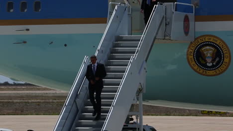 Präsident-Obama-Verlässt-Air-Force-One