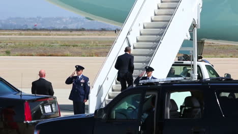 President-Obama-Boards-Air-Force-One