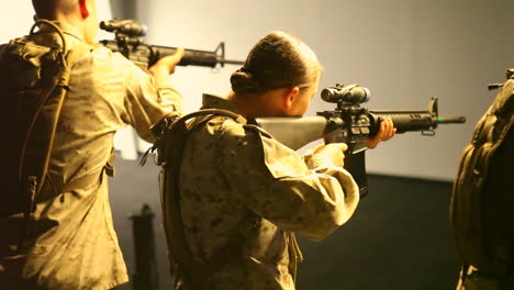 Las-Tropas-Estadounidenses-Practican-Disparando-Armas-En-El-Campo-De-Batalla-En-Un-Teatro-De-Simulación-De-Guerra