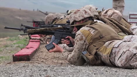 Los-Soldados-Practican-Disparando-Sus-Armas-En-El-Campo-De-Batalla-2
