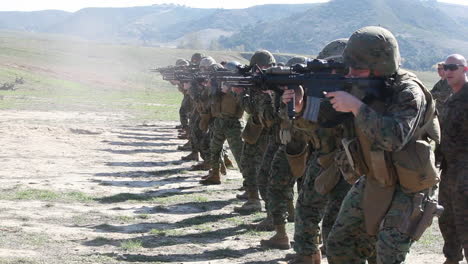 Los-Soldados-Practican-Disparando-Sus-Armas-En-El-Campo-De-Tiro-3