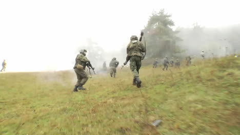 Los-Soldados-Participan-En-Un-Ejercicio-De-Fuego-Vivo-En-Un-Campo-De-Batalla-1