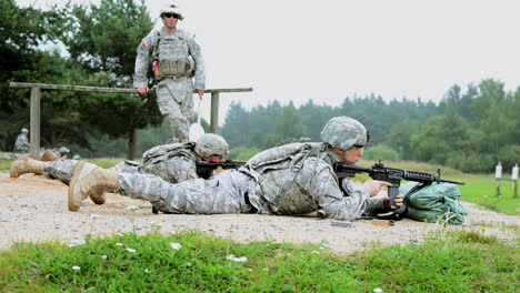 Los-Soldados-Participan-En-Un-Ejercicio-De-Fuego-Vivo-Con-Rifles-De-Carabina-M4-En-Un-Campo-De-Batalla