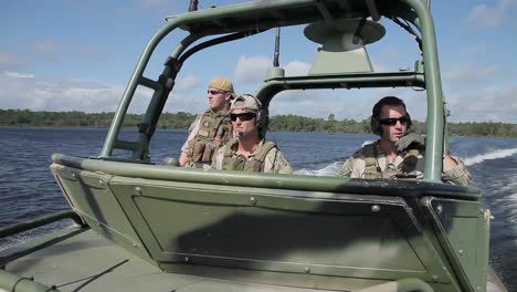 US-Navy-Strike-Force-Mit-Südamerikanischen-Soldaten-In-Einem-Flussmanöver-In-Einer-Dschungelumgebung