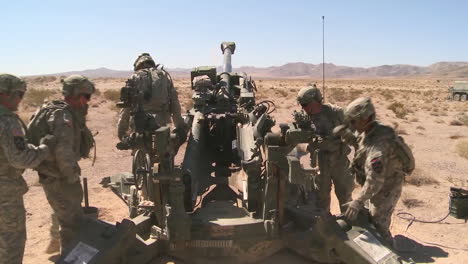 Us-Marines-Fire-Artillery-In-The-Desert