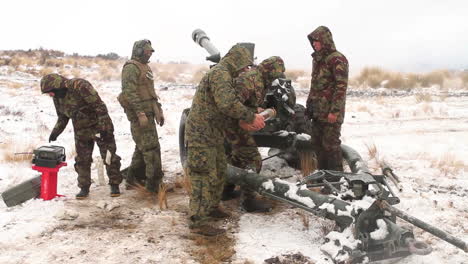 Wir-Marines-Feuern-Bei-Einer-Winterübung-Artillerie-Im-Schnee-Ab
