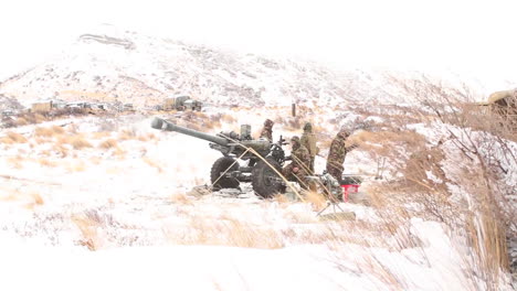 Uns-Marines-Feuern-Artillerie-Im-Schnee-In-Einer-Winterübung-1