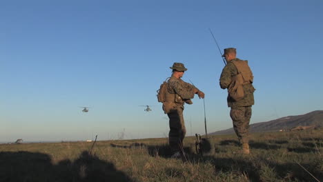 Los-Marines-Estadounidenses-Emergen-De-Helicópteros-águila-Pescadora-En-Una-Misión-Simulada