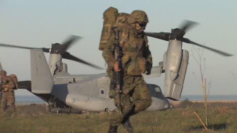 Los-Marines-Estadounidenses-Emergen-De-Helicópteros-águila-Pescadora-En-Una-Misión-Simulada-1