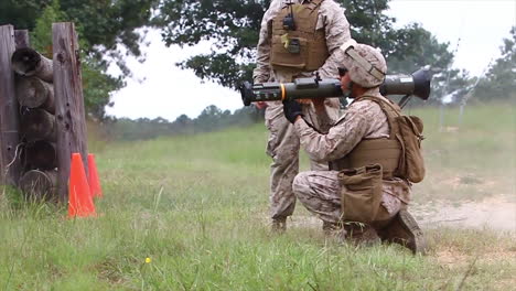 Los-Infantes-De-Marina-Aprenden-A-Disparar-El-Arma-Antiarmor-Ligera-At4-En-Una-Batalla-Simulada
