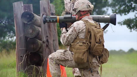 Los-Marines-Aprenden-A-Disparar-El-Arma-Antiarmor-Ligera-At4-En-Una-Batalla-Simulada-1