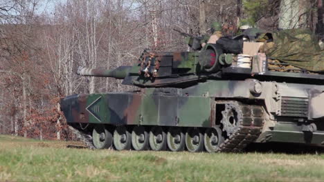 M-1-Los-Tanques-Abrams-Se-Disparan-En-Un-Campo-De-Batalla-Simulado
