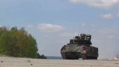M-1-Tanque-Abrams-Se-Mueve-Por-Una-Carretera