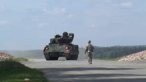 M-1-Tanque-Abrams-Se-Mueve-A-Lo-Largo-De-Una-Carretera-1