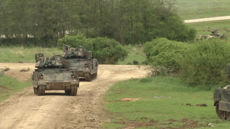 M-1-Tanque-Abrams-Se-Mueve-A-Lo-Largo-De-Una-Carretera-En-Albania