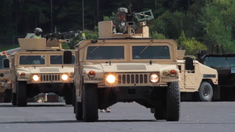 Los-Humvees-Militares-Estadounidenses-Se-Mueven-Por-Una-Carretera