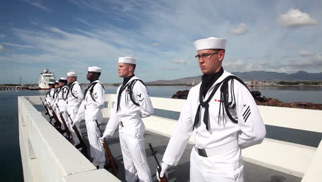 Die-Ehrengarde-Der-United-States-Navy-Tritt-In-Pearl-Harbor-Hawaii-Auf