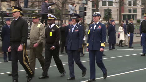 Los-Veteranos-De-Los-Estados-Unidos-Y-El-Personal-Militar-Caminan-En-Un-Desfile-En-Washington-DC