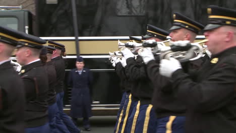 Los-Veteranos-De-Los-Estados-Unidos-Y-El-Personal-Militar-Caminan-En-Un-Desfile-En-Washington-DC-2