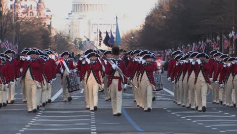 Los-Veteranos-De-Los-Estados-Unidos-Y-El-Personal-Militar-Caminan-En-Un-Desfile-En-Washington-DC-5