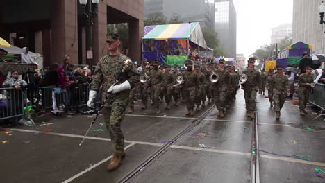 Los-Veteranos-De-Los-Estados-Unidos-Y-El-Personal-Militar-Caminan-En-Un-Desfile-Durante-El-Mardi-Gras-En-Nueva-Orleans-2