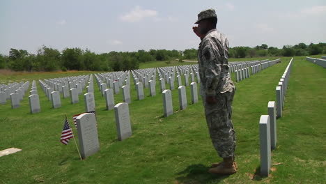 Soldados-Honran-A-Los-Muertos-En-Un-Cementerio-En-Dallas-Ft-Worth-Texas