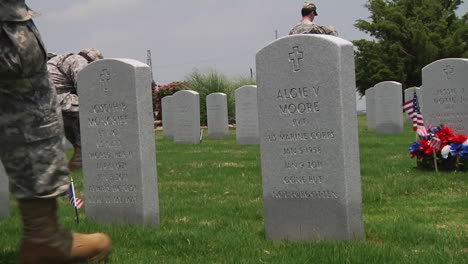 Soldados-Honran-A-Los-Muertos-En-Un-Cementerio-En-Dallas-Ft-Worth-Texas-1