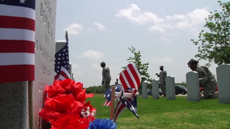 Soldados-Honran-A-Los-Muertos-En-Un-Cementerio-En-Dallas-Ft-Worth-Texas-2
