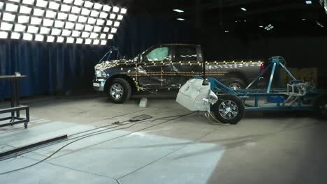 Das-National-Highway-Transportation-Safety-Board-Crashtests-Einen-2014er-Dodge-Ram-Pickup-1
