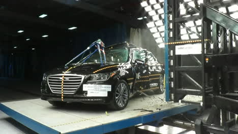 Das-National-Highway-Transportation-Safety-Board-Crashtests-Eines-2014er-Hyundai-Genesis-1